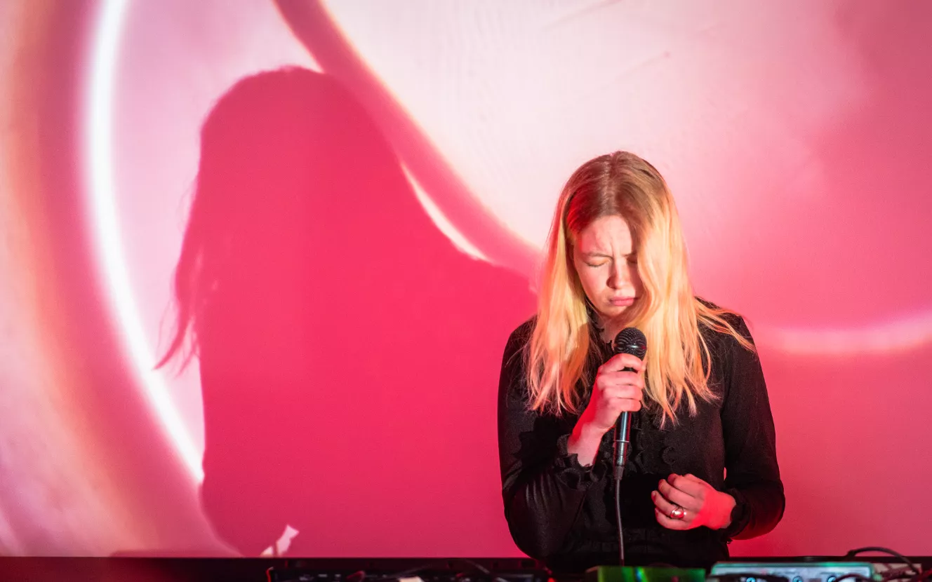 REPORTAGE: Zaar og KOPS gav intimkoncerter på Roskilde Festival Højskole – uden telefoner