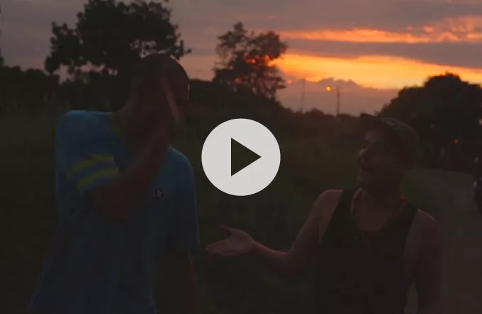 Hele verden rider med Camilo & Grande i ny musikvideo