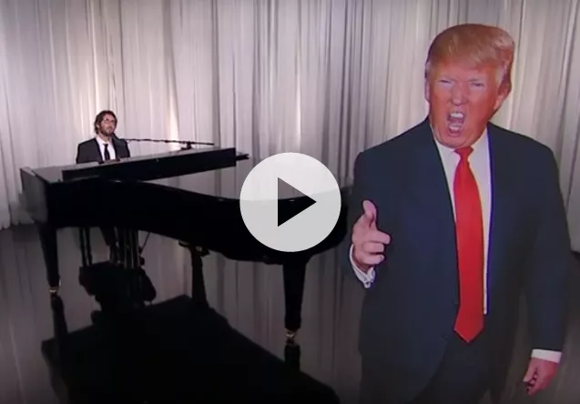 Video: Se Josh Groban synge vilde tweets af Donald Trump