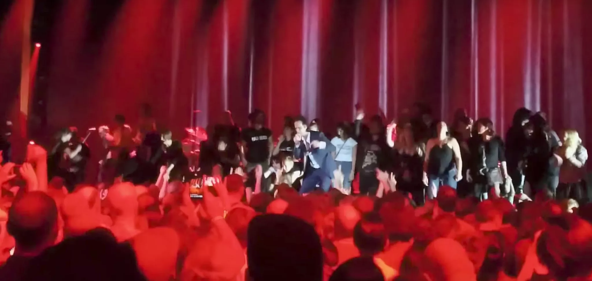 Nick Caves vilde turnéstart: Fans invaderer scenen