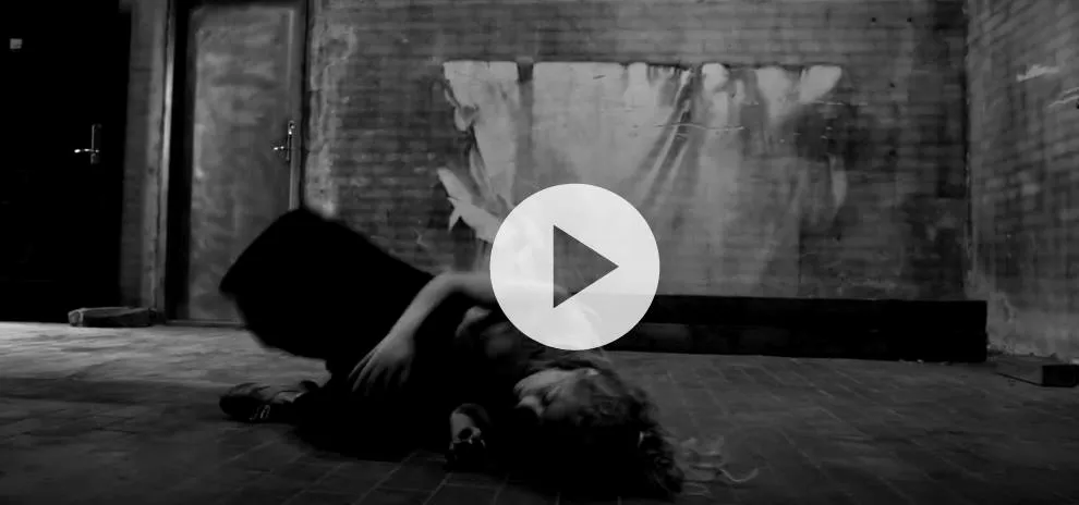Den elektroniske danske dreampopper LHUMA udsender smuk og dyster sort-hvid-musikvideo