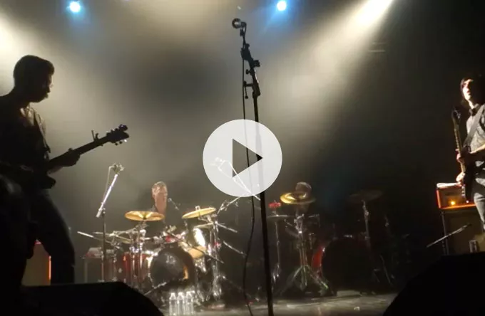 Video: Josh Homme dukker op til Eagles of Death Metal-koncert