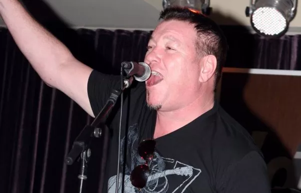 Smash Mouth-frontmand Steve Harwell pensionerer sig selv efter kaotisk koncert