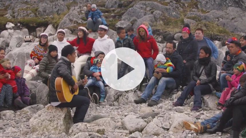Simon Lynge udgiver hjertevarm musikvideo med grønlandske børn