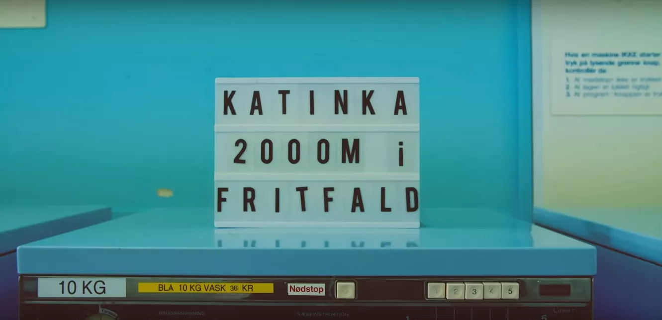 Katinka er ude med farverig musikvideo