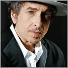Ivrig fan antaster Bob Dylan på scenen