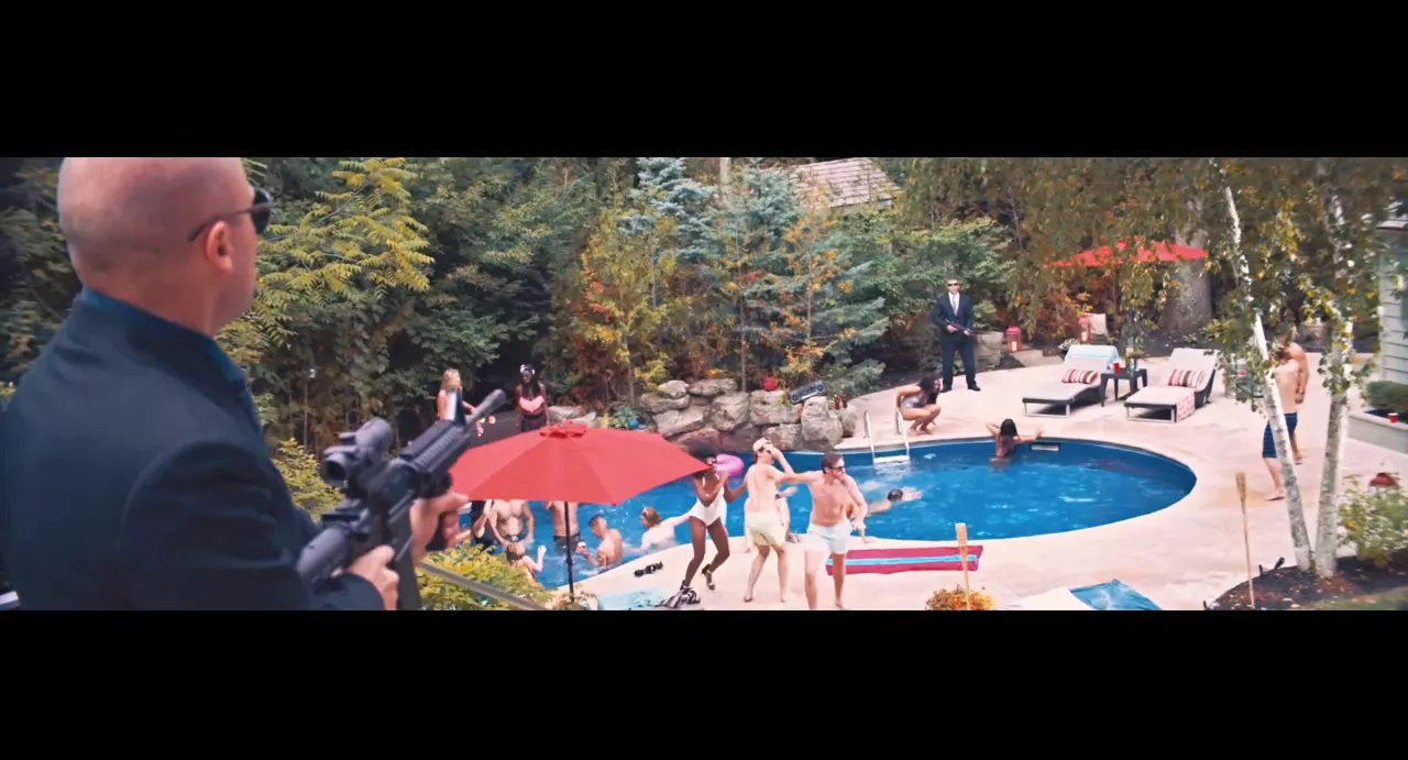 Musikvideo: Alt-J byder på poolparty i blyregn