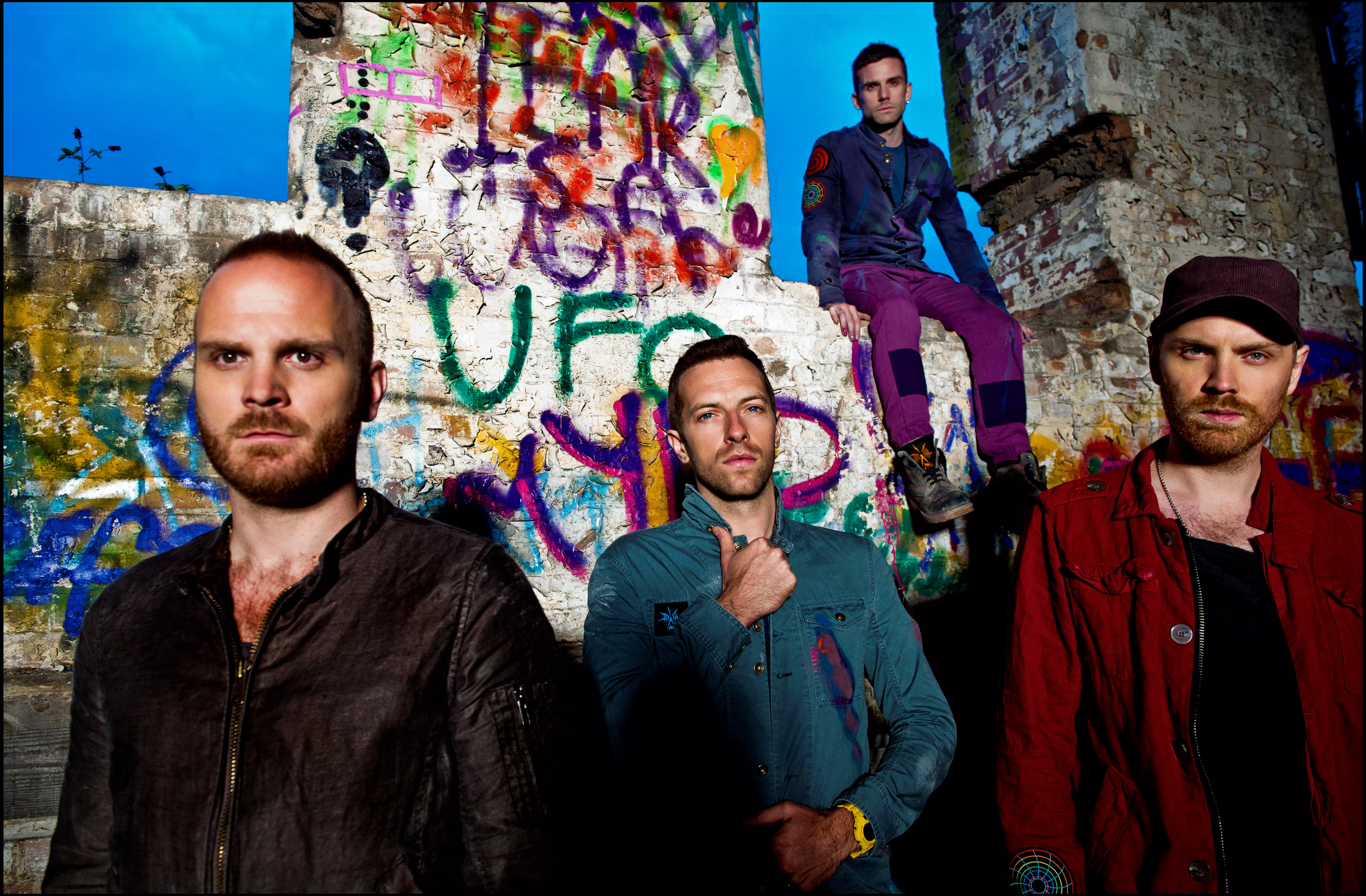 Lyt til Coldplays nye sang "Up In Flames"