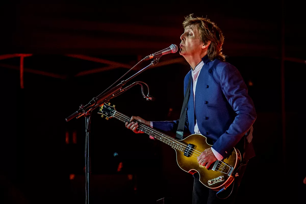 Video: Se Paul McCartney spille Beatles-sang med Nirvana-bassist