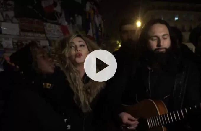 Se Madonna og søn synge hyldestsang til terrorofrene i Paris