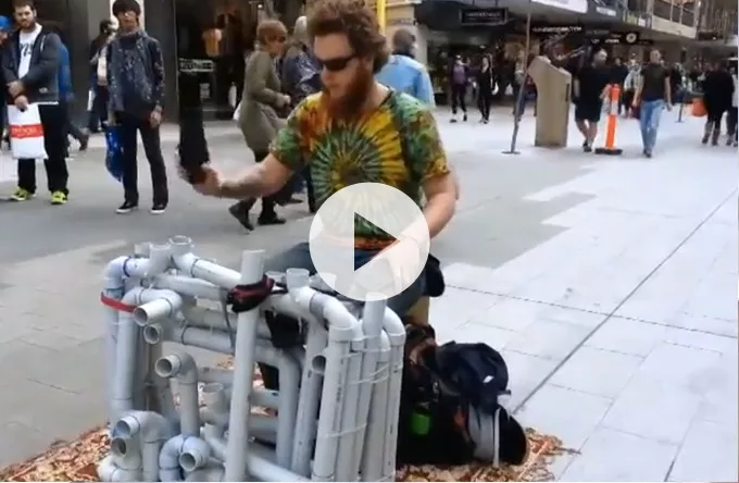 Se Pipe Guy spille techno med sandaler og plastrør
