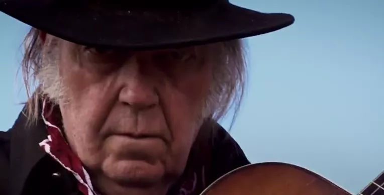 VIDEO: Neil Young i livesession fra stuen – hustruen Daryl Hannah filmer