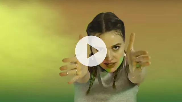 Se farvestrålende video fra elektro-soul-sangerinden Fjer