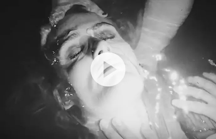 Clara Sofie kommer på dybt vand i ny musikvideo