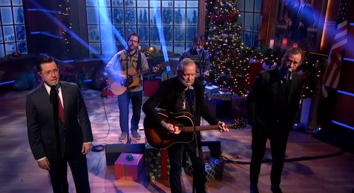 The National synger julesang med Gregg Allman og Stephen Colbert