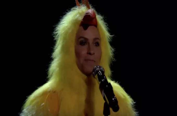 Video: Alanis Morissette synger Ironic i kyllingekostume