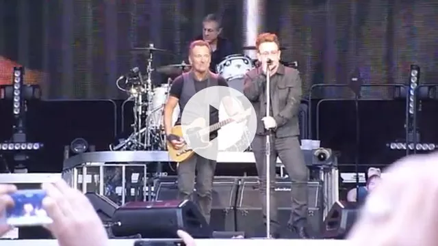 Se Bruce Springsteen og Bono synge klassiker sammen