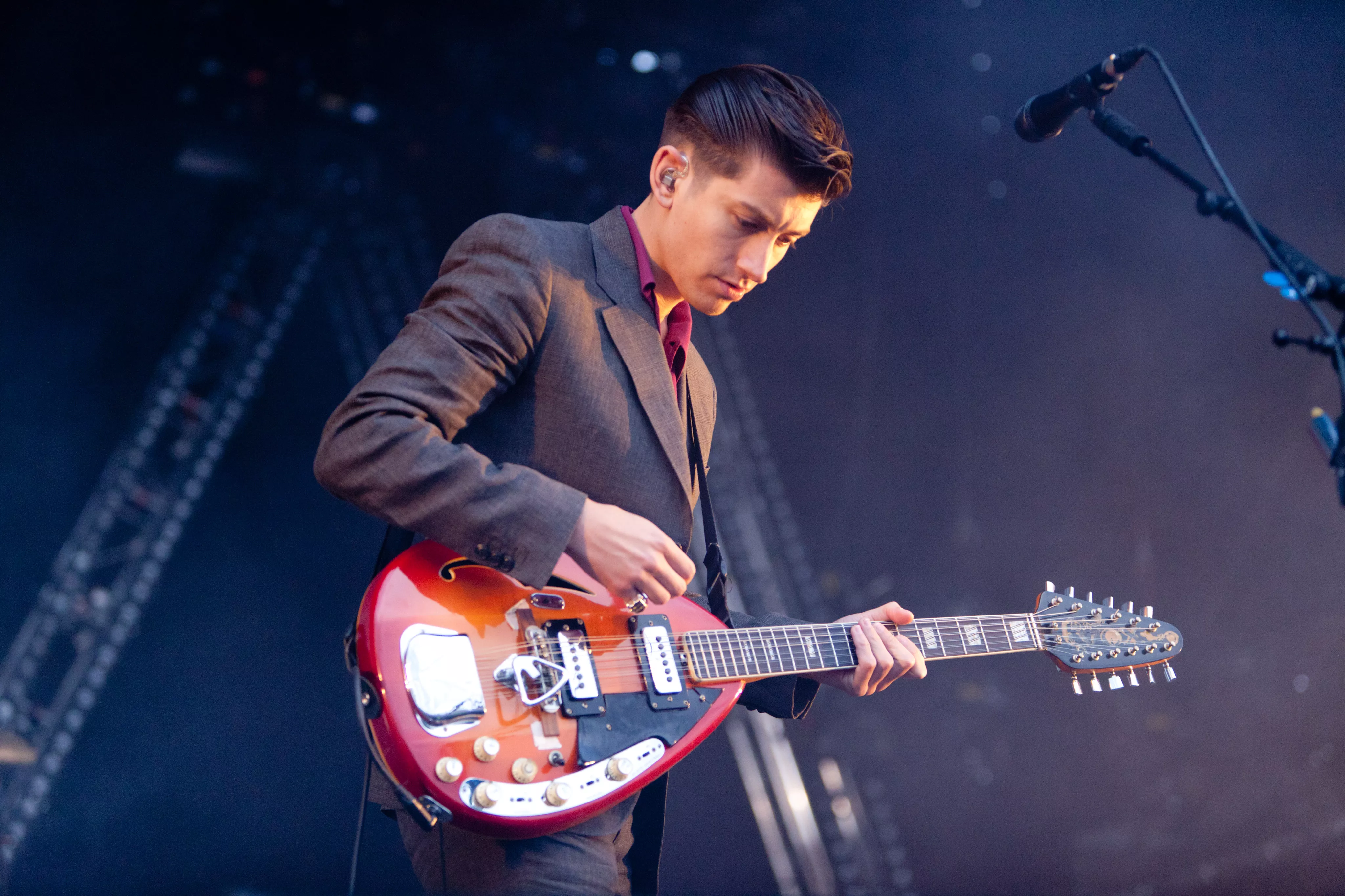 Se Arctic Monkeys spille The Beatles-sang